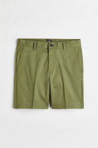 Oferta de Chinos shorts Regular Fit por $7000 en H&M