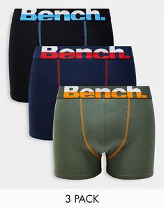Oferta de Bench 3 pack oversized logo boxers in navy, black and khaki por $17 en asos