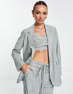 Oferta de Vero Moda tailored suit blazer in khaki pin stripe por $204,32 en asos