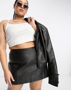 Oferta de Urbancode curve real leather split front skirt in black por $46 en asos